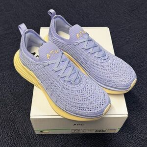 NWT APL Zipline bellflower/alabaster size 7.5 women’s